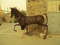 פסל סוס מתכת של דביט ברמלה, ליד המנזר הפרנצסקני.