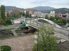 Міст через річку Ібар розділяє місто на дві частини.