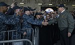 Президент приветствует моряков после входа в ангарный отсек военного корабля США Джеральд Р. Форд. (33244756096) .jpg