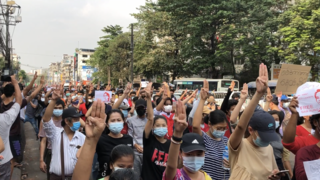 6. februar, demonstranter viser trefinger-symbol i Hledan, Yangon.