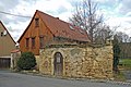 Wohnstallhaus eines Bauernhofes, dazu Hofmauer mit Toreinfahrt und Pforte