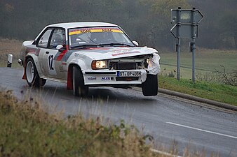 Ascona 400 en action au rallye Köln-Ahrweiler.