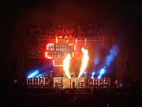 Rammstein выступают вживую на фестивале Rock Werchter 2005.