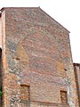 Particolare dell'arco cieco nel muro di fondo dell'abside maggiore