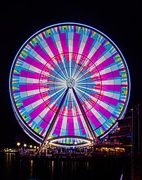 Photographie de nuit de la grande roue de Seattle, dans l'État de Washington. (définition réelle 4 609 × 5 826)