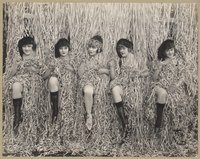 Dívky Macka Sennetta v konfetách serpentiny