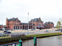 Het station van Groningen met op de voorgrond het Stadsbalkon