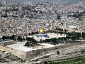 Pemandangan udara Masjid al-Aqsa, dengan Kubah Al-Sakhrah di tengah, Tembok Barat dan Musala al-Qibli di bawah.