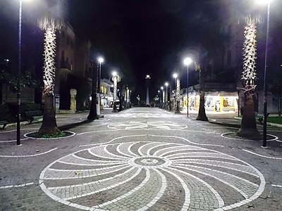 Motivi decorativi e mosaici che caratterizzano il viale