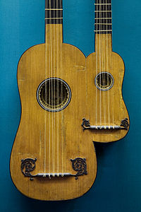 Dubbelgitarre fon dän Gitarrenbauer Alexandre Voboam, Paris, 1690.