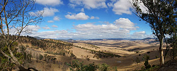 Vue depuis MacMillans Lookout, à Benambra, en Australie. (définition réelle 2 500 × 1 007*)