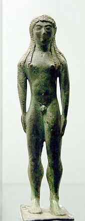 Une statuette en bronze gris-vert.