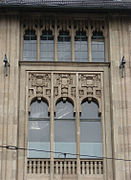 Fenster mit Maßwerk im Jugendstil im dritten und vierten Stock