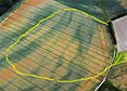 Luftbild mit nachgezeichnetem Graben des Erdwerks von Wellie