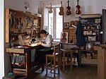 Atelier d'un artisan luthier