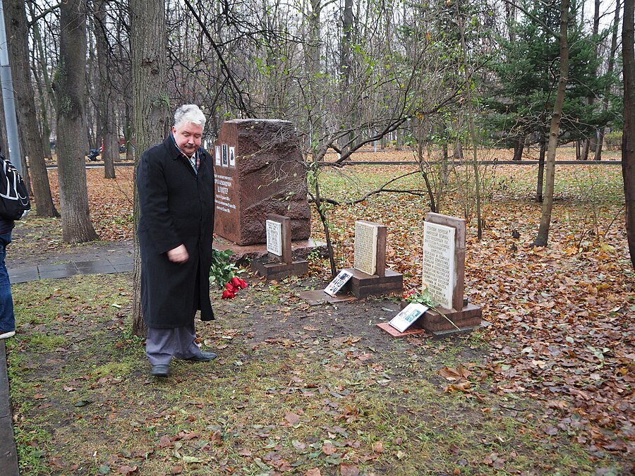 Сергей Бабурин возлагает цветы к надгробной плите