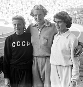 Слева направо: Евгения Сеченова, Фанни Бланкерс-Кун, Дороти Мэнли — призёры ЧЕ 1950 в беге на 200 м