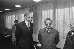 Yigal Allon op Schiphol (928-2579).jpg