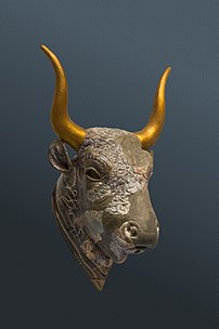 Rhyton en tête de taureau (1500-1450 av. J.-C., musée archéologique d'Héraklion) découvert à Zakros en 1961. (définition réelle 3 216 × 4 496)