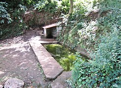 Lavoir restauré sur la rive gauche de la ria de la Penzé.