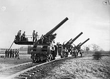 British 12-inch howitzers on top-carriage traversing mounts, traversed 90deg, Catterick, December 1940 12inchRailwayHowitzersMkVCatterick12December1940.jpg