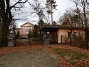 Sanatoriumsanlage mit Hauptgebäude und Seitenflügel, Nebengebäude, Pförtnerhaus, ehemaliger Liegehalle, Garagenkomplex sowie parkartig gestalteten Außenanlagen