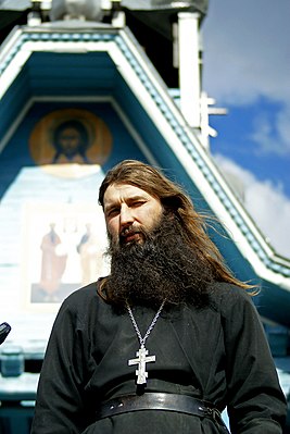 Протоиерей Александр Тылькевич возле храма Святых Апостолов Петра и Павла в городе Шилка