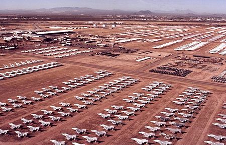 Stationnement stratégique en surface d'un arsenal d'avions retirés du service actif sur une base de l'U.S. Air Force.