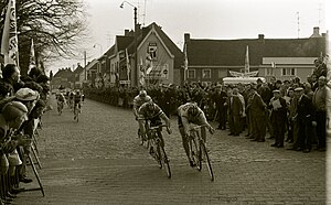 Arrival of Daniël Vanryckeghem and Eric Leman in Waregem, Dwars door België 1970 (collectie KOERS. Museum van de Wielersport)