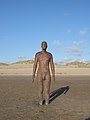 Vista frontale di una delle 100 statue, installate a Crosby Beach, Merseyside, Inghilterra