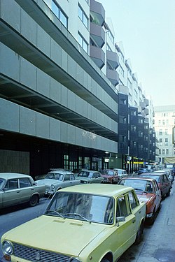 A robbantás helyszíne 1987-ben. Balra az akkor frissen átadott parkolóház-társasház