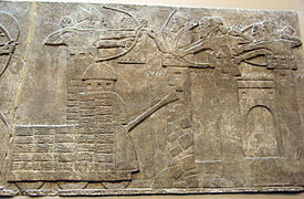 Représentation du siège d'une ville par les Assyriens, avec tour de siège et bélier, bas-relief du Palais nord-ouest de Nimroud, IXe siècle av. J.-C.