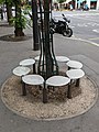 Les bancs Champignon critiqués par #SaccageParis (juillet 2021)[19].