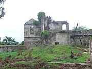 ボラマの通りに遍在する廃墟