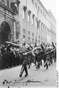 Paraderende Hitlerjugend-tropp 1933. Foto: Deutsches Bundesarchiv