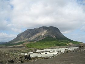 Vue de la Búrfell depuis le sud au niveau de la Þjófafoss avec la Búrfellskógur au pied de la montagne.