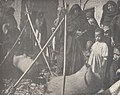 Smørkinning i Midtøsten tidlig på 1900-tallet, trolig i Egypt, med melk i geiteskinnsposer som er hengt opp på stativ og vogges fram og tilbake Foto: Leeder, S.H· Modern Sons of the Pharaohs utgitt i London 1918