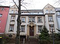 Mietshaus in halboffener Bebauung mit Vorgarten