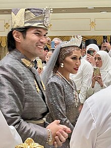 „Diraja“-Hochzeitszeremonie von ‘Azemah Ni’matul Bolkiah und Yang Amat Mulia Pengiran Muda Bahar im Balai Persantapan, Istana Nurul Iman. Ein malaiisches Hochzeitspaar in traditionellen, goldgestickten Seidengewändern mit traditioneller malaiischer Kopfbedeckung beziehungsweise Schleier.