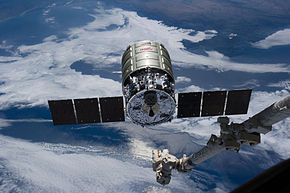 Cygnus CRS Orb-2 на МКС перед захватом.jpg