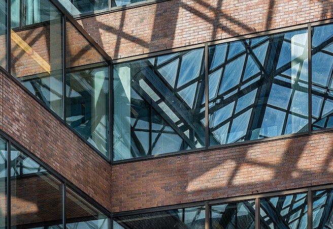 圖爲加拿大不列顛哥倫比亞省維多利亞市大維多利亞公共圖書館中央分館前廳的牆角。陰影和反射展現了玻璃屋頂的構造。