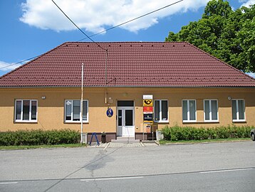 Mairie et bureau de poste.