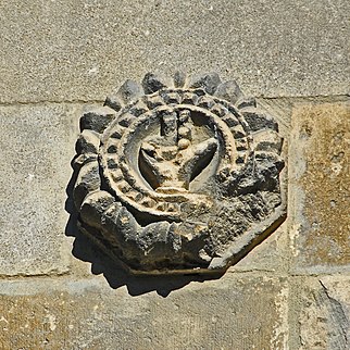 Main bénissante du tympan du portail occidental.