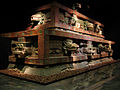 Reproduktion des Tempels der gefiederten Schlange in Teotihuacan