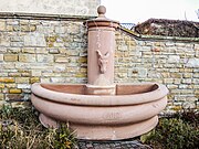 Fontaine, avec la représentation de l'âne-mascotte du village.