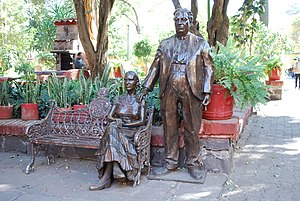 English: Statues of Frida Kahlo and Diego Rive...