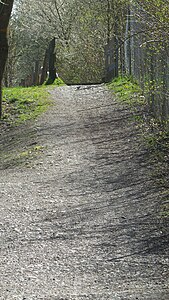 Ende der zweiten Teilstrecke, der Weg über die Brücke vor dem Kraftwerk führt vom Dammende steil herab