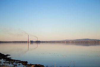 Гусиноозёрская ГРЭС. Вид с западного берега. Справа — Гусиноозёрск