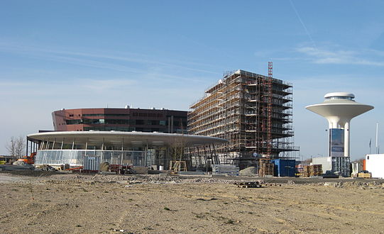 Station Hyllie, met op de achtergrond Malmö Arena en de Hyllie vattentorn.