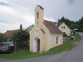 Kapelle auf dem Dorfplatz von Čekanice